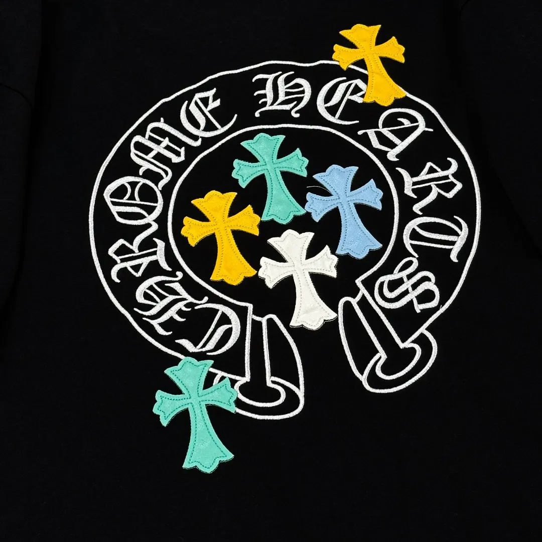 P180 Chrome Hearts Chrome Hearts 25 high-end versions. The fabric is made of 300 grams of high-density pure cotton. It does not deform or shrink. It has three labels. It is the same style for men and women. Technology: leather embroidery. Color: white, black. SIZE: S-XL.